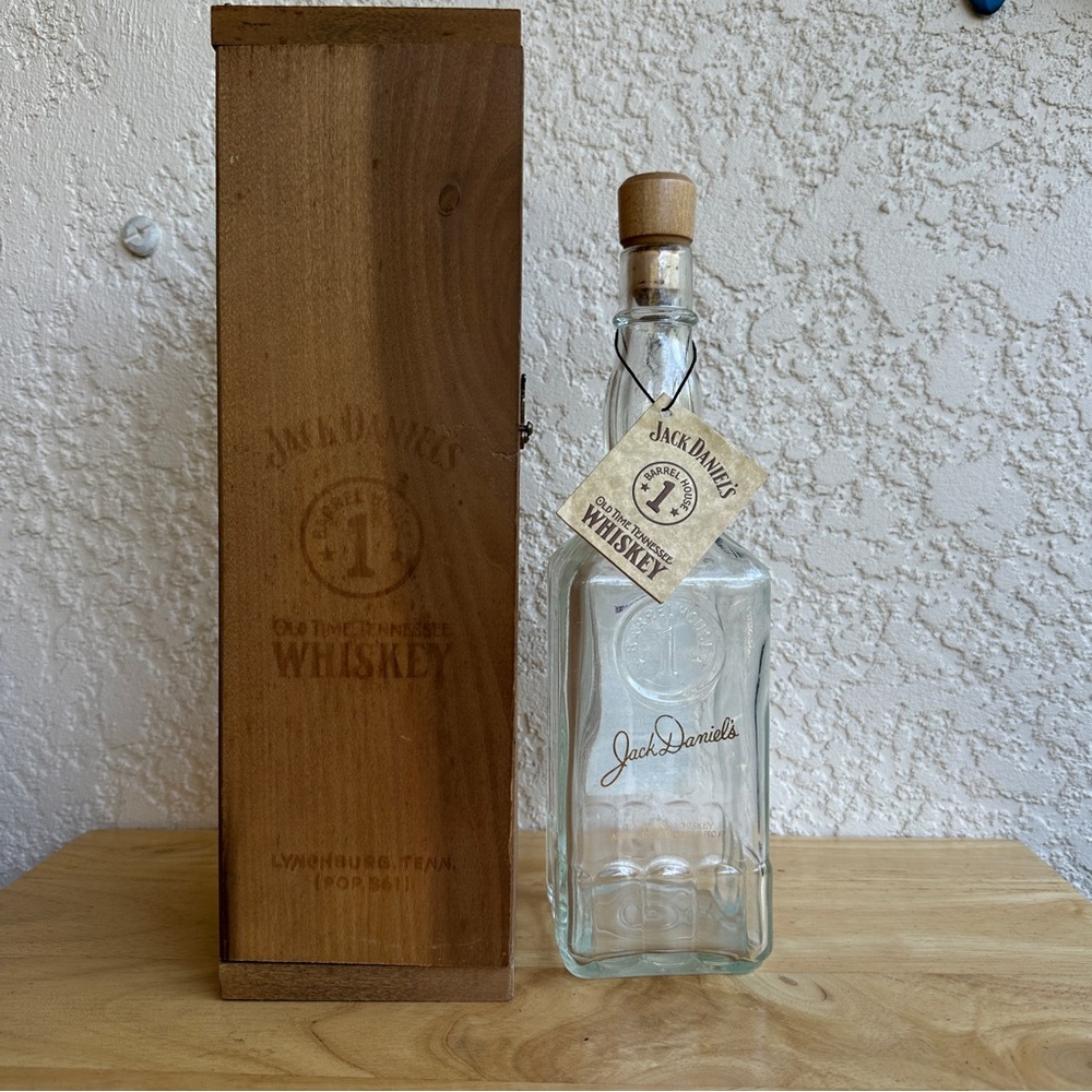 Jack Daniels 1994 Barrel House 1 Batch
B-002 Bottle With Wood Box w/ Hang
Tag - Picture 2 of 6